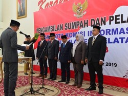 Lantik Komisi Informasi Sulsel, Gubernur Ingatkan Kerja Sama Pelayanan Publik