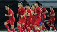 Momen saat Timnas Vietnam jalani sesi latihan di Stadion Kapten I Wayan Dipta, Gianyar, Bali, Senin (14/10/2019).