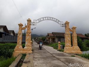 Gunung Merapi Embuskan Awan Panas, Selo Boyolali Diguyur Hujan Abu
