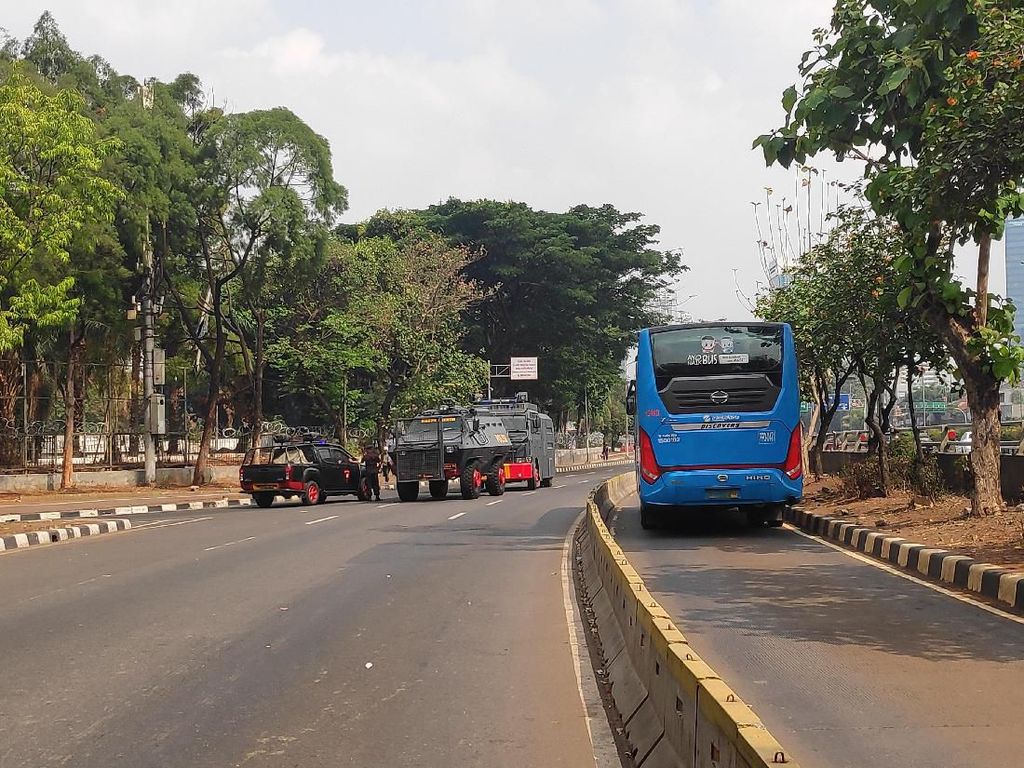 Jalan Gatsu ke DPR Ditutup hingga 20 Oktober, TransJ Alami Pengalihan Rute Jalan Gatsu ke DPR Ditutup hingga 20 Oktober, TransJ Alami Pengalihan Rute