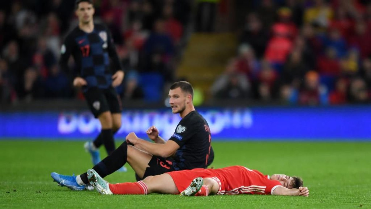 Daniel James terkapar usai bertubrukan dengan bek Kroasia, Domagoj Vida. Foto: Alex Davidson/Getty Images