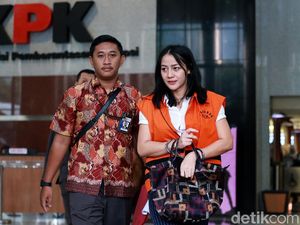 Pengusaha Nelly Didakwa Suap Bupati Bengkayang Demi Proyek di Dinas PU Pengusaha Nelly Didakwa Suap Bupati Bengkayang Demi Proyek di Dinas PU