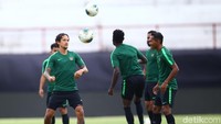 Irfan Bachdim Cs tengah menjalani sesi latihan di Stadion Kapten I Wayan Dipta, Bali, Senin (14/10/2019).