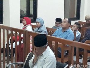 Sidang Pleidoi Qomar, Pelawak Farly sampai Eman Datangi PN Brebes Sidang Pleidoi Qomar, Pelawak Farly sampai Eman Datangi PN Brebes