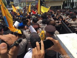 Demo Mahasiswa di Jember Sempat Ricuh, Pintu Gerbang Kantor Pemkab Jebol