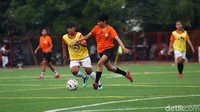 Tim sepakbola putri DKI Jakarta menjalani sesi latihan di Lapangan Pulomas, Jakarta Timur pada Senin (14/10/2019).