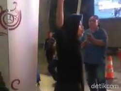 Viral, Emak-emak Teriak Pemerintahan Jatim Bobrok di Bandara Juanda