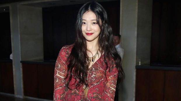 NEW YORK, NY - SEPTEMBER 15: Singer Sulli attends Tory Burch Spring 2016 at Avery Fisher Hall at Lincoln Center for the Performing Arts on September 15, 2015 in New York City.   Cindy Ord/Getty Images for Tory Burch/AFP