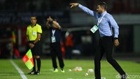 Simon McMenemy memberikan pengarahan kepada para pemain Indonesia.