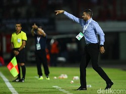 Simon McMenemy memberikan pengarahan kepada para pemain Indonesia.