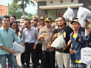 Bagikan Ratusan Helm di Unpad, Kapolres Sumedang: Biar Mahasiswa Tertib