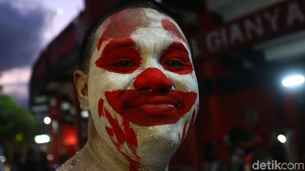 Tingkah Polah Suporter Indonesia dan Vietnam di Bali