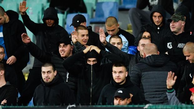 Para fan Bulgaria memperlihatkan hormat nazi saat laga melawan Inggris. (