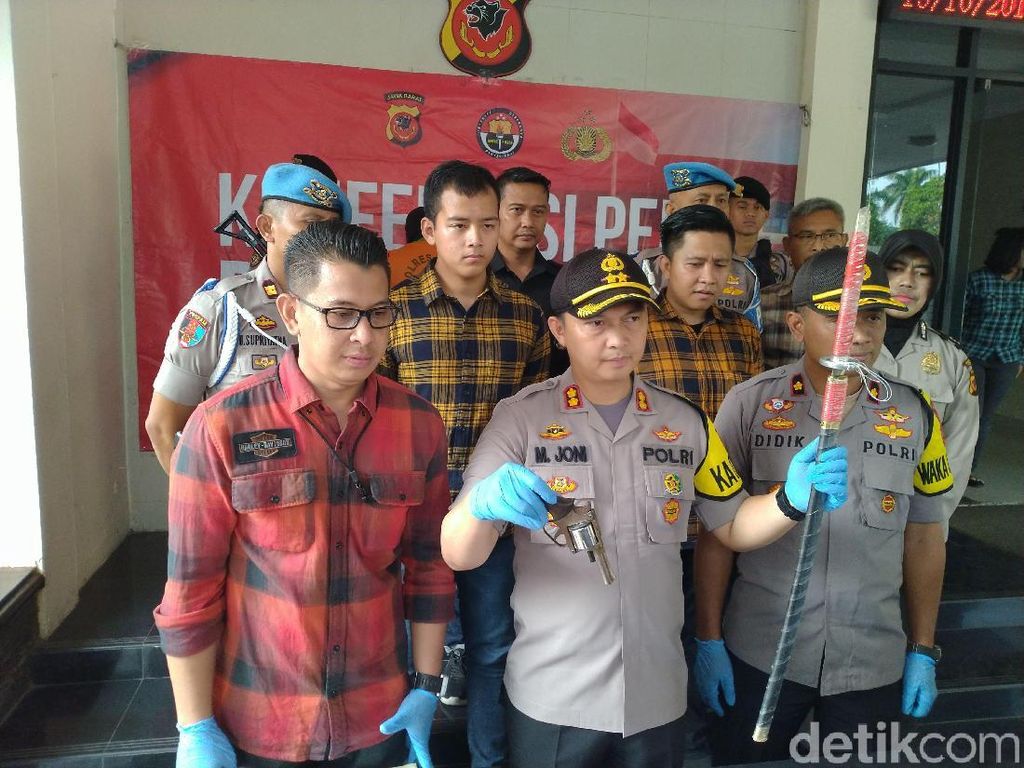 Komplotan Begal Sadis Bersenpi Ditangkap di Bogor, Sehari Gasak 5 Motor Komplotan Begal Sadis Bersenpi Ditangkap di Bogor, Sehari Gasak 5 Motor