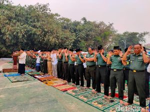 TNI dan Santri di Palembang Salat Minta Hujan Pasca Kabut Asap Pekat TNI dan Santri di Palembang Salat Minta Hujan Pasca Kabut Asap Pekat