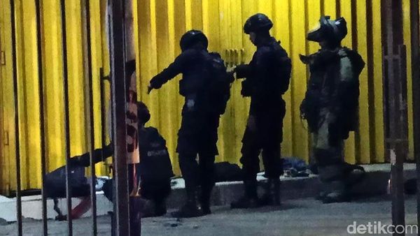 Gegana Periksa Tas Mencurigakan di Sidoarjo