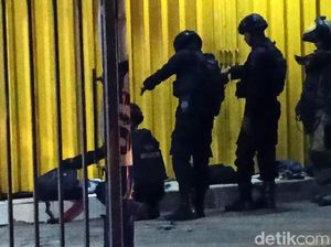 Gegana Periksa Tas Mencurigakan di Sidoarjo