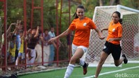 Portia Fischer (kiri) menjalani latihan bersama tim sepakbola putri DKI Jakarta.