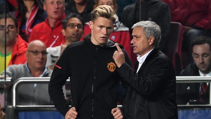 LISBON, PORTUGAL - OCTOBER 18:  Jose Mourinho, Manager of Manchester United speaks to Scott McTominay of Manchester United before he comes on during the UEFA Champions League group A match between SL Benfica and Manchester United at Estadio da Luz on October 18, 2017 in Lisbon, Portugal.  (Photo by Laurence Griffiths/Getty Images)