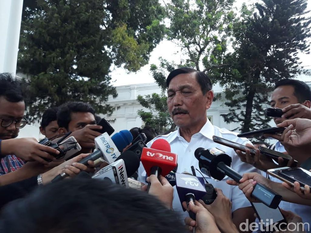 Senyum Luhut Saat Ditanya Kemungkinan Dirinya Jadi Menteri Lagi Senyum Luhut Saat Ditanya Kemungkinan Dirinya Jadi Menteri Lagi