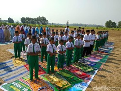 Panas Bikin Tak Nyaman Belajar, Siswa MI di Mojokerto Gelar Salat Istisqa