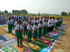 Panas Bikin Tak Nyaman Belajar, Siswa MI di Mojokerto Gelar Salat Istisqa Panas Bikin Tak Nyaman Belajar, Siswa MI di Mojokerto Gelar Salat Istisqa
