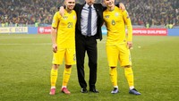 Dengan kemenangan ini Ukraina menambah torehan poinnya menjadi 19 dari tujuh laga dan memastikan diri lolos ke putaran final. Sebab Ukraina unggul delapan angka dari Portugal di posisi kedua dan sembilan angka dari Serbia di posisi ketiga. Dengan dua laga tersisa, Ukraina tak lagi terkejar dan Portugal serta Serbia. REUTERS/Valentyn Ogirenko.