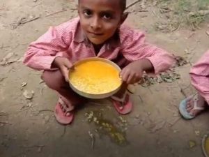 Kisah Miris Anak-anak di India yang Hanya Makan Nasi dan Kuah Kunyit Kisah Miris Anak-anak di India yang Hanya Makan Nasi dan Kuah Kunyit