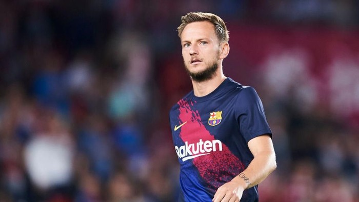 Ivan Rakitic GRANADA, SPAIN - SEPTEMBER 21: Ivan Rakitic of FC Barcelona looks on during the warm up prior to the Liga match between Granada CF and FC Barcelona at Estadio Nuevo Los Carmenes on September 21, 2019 in Granada, Spain. (Photo by Aitor Alcalde/Getty Images)