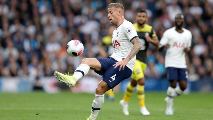 LONDON, ENGLAND - SEPTEMBER 28: Toby Alderweireld of Tottenham Hotspur in action during the Premier League match between Tottenham Hotspur and Southampton FC at Tottenham Hotspur Stadium on September 28, 2019 in London, United Kingdom. (Photo by Henry Browne/Getty Images)