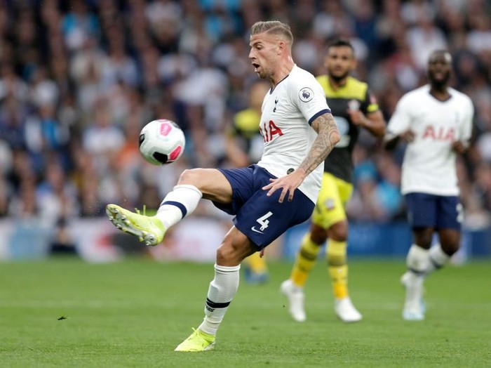 LONDON, ENGLAND - SEPTEMBER 28: Toby Alderweireld of Tottenham Hotspur in action during the Premier League match between Tottenham Hotspur and Southampton FC at Tottenham Hotspur Stadium on September 28, 2019 in London, United Kingdom. (Photo by Henry Browne/Getty Images)