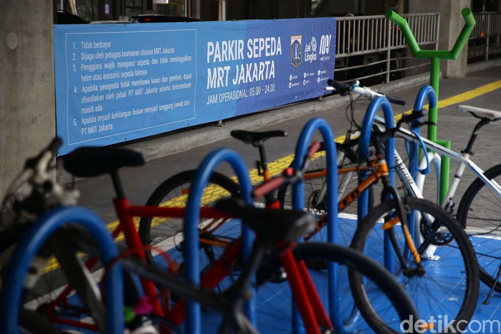 Pemerintah provinsi DKI Jakarta tengah menyiapkan tempat parkir sepeda di setiap stasiun Moda Raya Terpadu (MRT). Salah satunya di Stasiun MRT Cipete Raya.