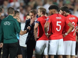 Laga sempat dihentikan usai fans Bulgaria menyanyikan lagu bernada rasialisme yang ditujukan kepada Sterling dan Tyrone Mings. Tidak sedikit pula pendukung tim tuan rumah melakukan salam Nazi Sieg Heil! yang tabu dilakukan di Benua Biru. Action Images via Reuters/Carl Recine.