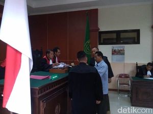 Suami Korban Mutilasi Menangis Saat Bersaksi di Pengadilan Suami Korban Mutilasi Menangis Saat Bersaksi di Pengadilan