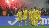 Baru saja memastikan lolos beberapa jam lalu adalah Ukraina. Dibawah arahan Andriy Shevchenko, Ukraina secara mengejutkan lolos lebih dulu dibanding Portugal yang lebih difavoritkan di Grup B. Ukraina )bahkan memastikan jadi juara grup. (AP Photo/Efrem Lukatsky