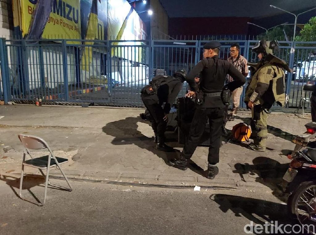2 Tas Mencurigakan di Pertokoan Sidoarjo Bikin Geger Warga 2 Tas Mencurigakan di Pertokoan Sidoarjo Bikin Geger Warga