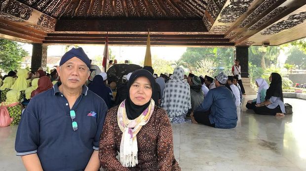 Tri Mumpuni bersama suaminya