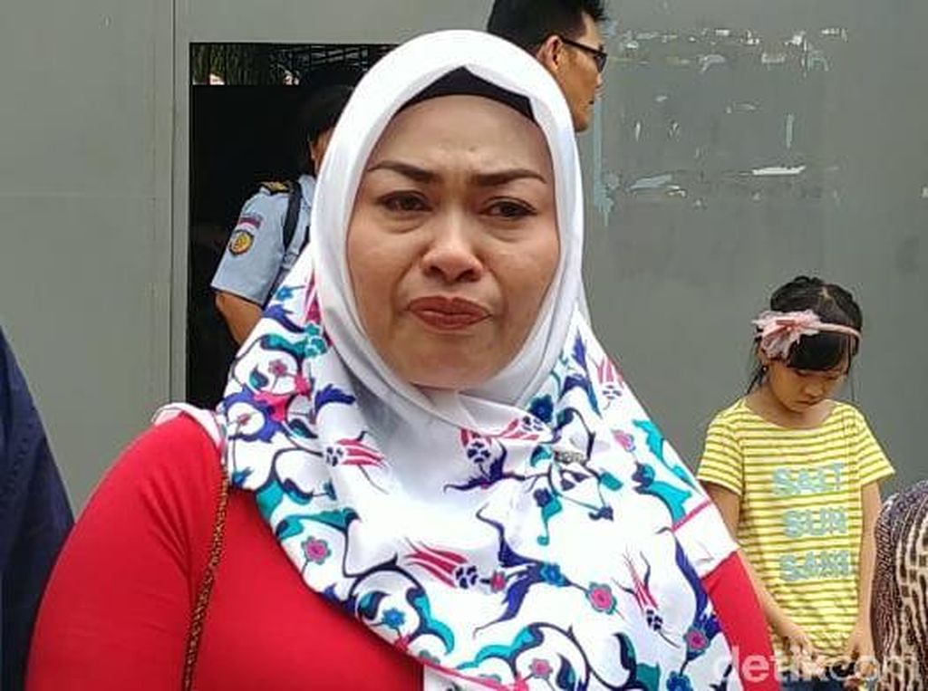 Eksklusif! Tangis Ina Pemviral Penggal Jokowi Keluar dari Rutan Eksklusif! Tangis Ina Pemviral Penggal Jokowi Keluar dari Rutan