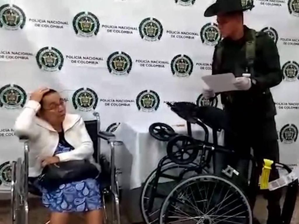 Polisi Bandara Temukan 3 Kg Kokain di Kursi Roda Nenek 81 Tahun Polisi Bandara Temukan 3 Kg Kokain di Kursi Roda Nenek 81 Tahun