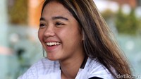 Anggita butuh sekitar empat bulan lamanya meyakinkan sang ibu jika sepakbola adalah kebahagiaannya. Futsal seolah menjadi pembuka jalan-jalan baik untuknya. Beasiswa kuliah diberikan Universitas Trisakit kepada Anggita.