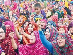 Selain Bima, Pawai Pakaian Adat di Dompu Juga Sabet Rekor MURI