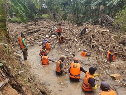 Puluhan Petugas Gabungan Bersihkan Sampah Bambu di Kali Cikeas Bekasi