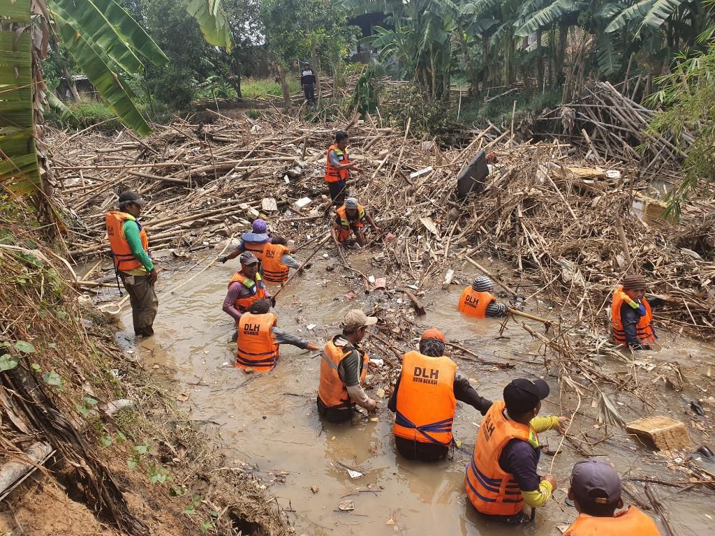 Puluhan Petugas Gabungan Bersihkan Sampah Bambu di Kali Cikeas Bekasi Puluhan Petugas Gabungan Bersihkan Sampah Bambu di Kali Cikeas Bekasi