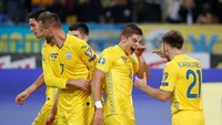 Andriy Yarmolenko merayakan golnya. REUTERS/Valentyn Ogirenko.