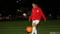 Anggita sempat mengalami benturan saat Persija melawan Tira Persikabo. Dia tergeletak kesakitan di atas lapangan. Momen itu sempat bikin sang ibu khawatir.