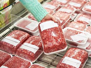 Ibu Ini Dikuntit Polisi Karena Pakai Tas Branded Belanja Daging dan Sayur Ibu Ini Dikuntit Polisi Karena Pakai Tas Branded Belanja Daging dan Sayur