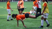Tim sepakbola putri DKI Jakarta menjalani bermacam teknik latihan.
