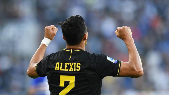 Alexis Sanchez harus naik meja operasi karena cedera ligamen engkel (REUTERS/Jennifer Lorenzini)