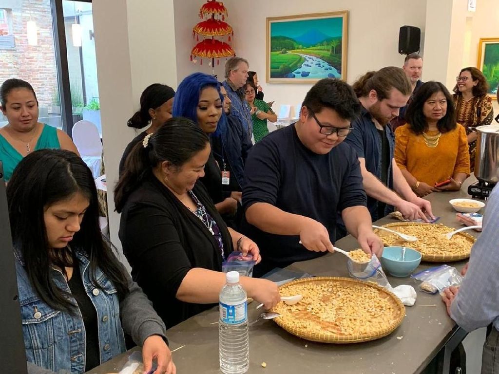20 Pelajar Chicago Praktek Langsung Membuat Tempe 20 Pelajar Chicago Praktek Langsung Membuat Tempe