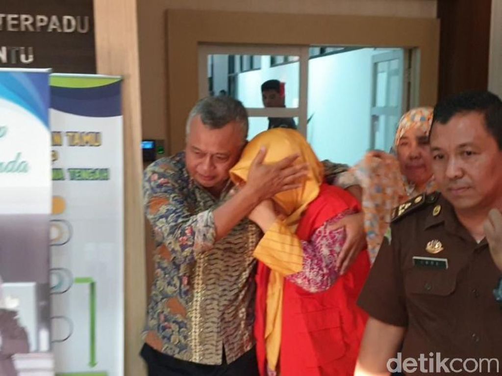 Mantan Kadis Peternakan Blora Ditahan Terkait Korupsi Sapi Bunting Mantan Kadis Peternakan Blora Ditahan Terkait Korupsi Sapi Bunting